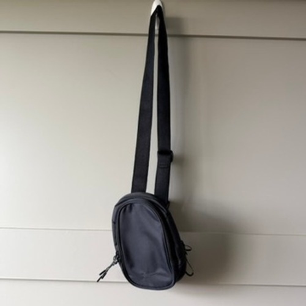 Nike Sportswear Commute Crossbody Bag (1L) Black Orange Small Messenger Sling